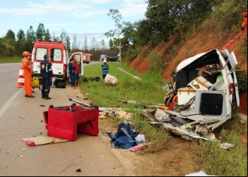 BATIDA ENTRE VAN E ÔNIBUS DEIXA MORTOS E FERIDOS NO NORTE DE MINAS