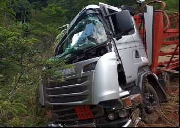 CARRETA DE GÁS CAI EM RIBANCEIRA NA ESTRADA PARA ITABIRA