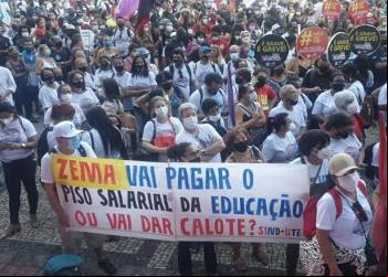 SERVIDORES DA EDUCAÇÃO DE MINAS ENTRAM EM GREVE POR TEMPO INDETERMINADO