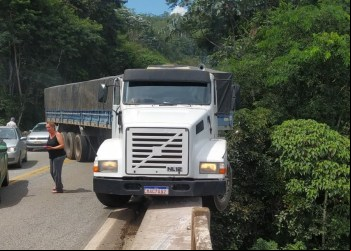OUTRA VEZ: CARRETA FICA PENDURADA NA PONTE TORTA EM JOÃO MONLEVADE