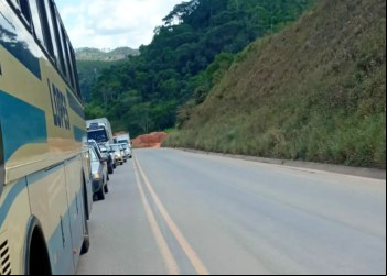 DESVIO NA BR-381 EM NOVA ERA TEM CONGESTIONAMENTO NESTA SEXTA-FEIRA