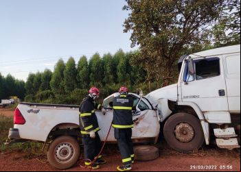 CAVALO MORTO NA PISTA FAZ HILUX BATER DE FRENTE EM CARRETA