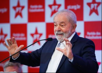LULA DIZ ACHAR QUE "DEUS É PETISTA"