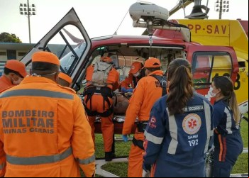 HOMEM COM VERGALHÃO ENCRAVADO NA CABEÇA É TRANSFERIDO DE AERONAVE