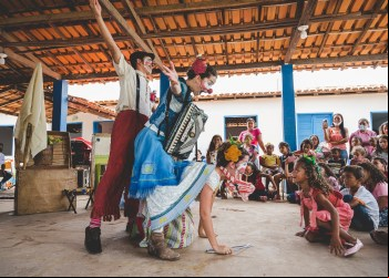 CIA. CARROÇA DE MAMULENGOS LEVA A PEÇA "JANEIROS" PARA DEZ CIDADES DE MG, INCLUINDO NOVA ERA