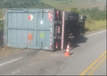 CARRETA DE CARVÃO TOMBA NA ESTRADA PARA ITABIRA, MOTORISTA FICA FERIDO