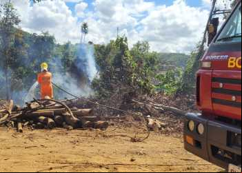BOMBEIROS CONTROLAM INCÊNDIO FLORESTAL NO VALE DO AÇO