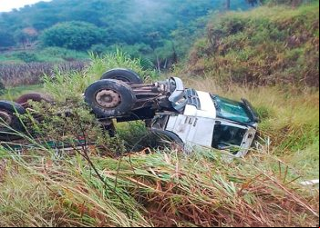 CABINE LEVANTA E PROVOCA TOMBAMENTO DE CAMINHÃO NA MG-129 EM ITABIRA
