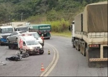 BR-381: MULHER MORRE APÓS BATER DE MOTO EM CARRETA