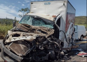 GRAVE ACIDENTE NA BR-381 INTERDITA TRÂNSITO NA ALTURA DO 30