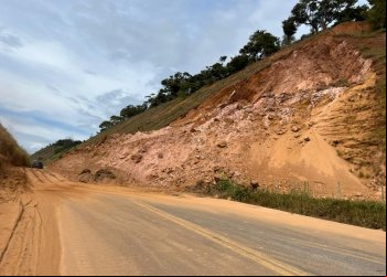 BR 262 EM RIO CASCA ESTÁ PARCIALMENTE LIBERADA APÓS QUEDA DE ENCOSTA