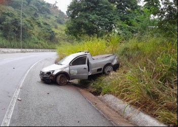 NOVA ERA: CAMINHONETE BATE EM BARRANCO E CAPOTA NA BR-381