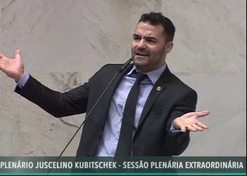 ARTHUR DO VAL, O 'MAMÃE FALEI', TEM MANDATO CASSADO POR UNANIMIDADE