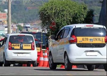 AULAS EM AUTOESCOLA PODEM DEIXAR DE SER OBRIGATÓRIAS PARA TIRAR A CNH