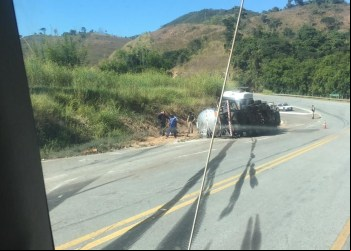 CARRRETA DE COMBUSTIVÉIS TOMBA EM CAPOEIRANA E DEIXA TRÂNSITO LENTO