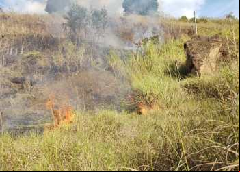 BRIGADA FLORESTAL COMBATE INCÊNDIO NO PARQUE DO AREÃO EM JM