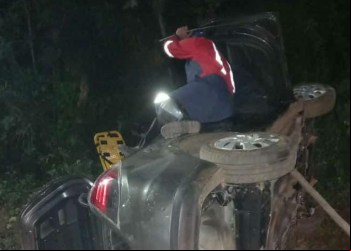 CATAS ALTAS: CARRO DESPENCA DE BARRANCO E MOTORISTA E MOBILIZA SOCORRISTAS