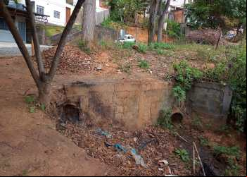 ESGOTO A CEÚ ABERTO INCOMODA MORADORES NO BAIRRO CENTENÁRIO