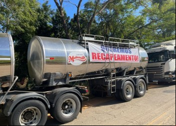 PROTESTO EM MUTUM FECHA A RODOVIA MG-108 COBRANDO RESTAURAÇÃO DA PISTA