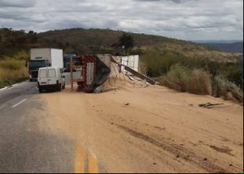 CARRETA TOMBA NA BR-381 E DEIXA TRÂNSITO LENTO NO SENTIDO JOÃO MONLEVADE