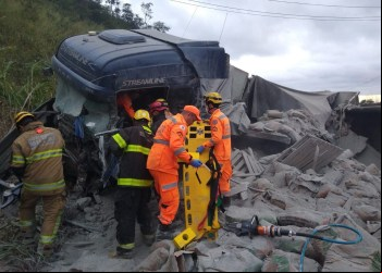 BR-381: BATIDA ENTRE CARRETA E CAMINHÃO DEIXA MOTORISTA FERIDO EM RAVENA