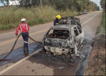 GRVE CONTROLA INCÊNDIO EM VEÍCULO NA MG-436