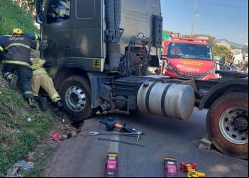 Motociclista tem perna amputada em acidente com carreta no Anel Rodoviário, em BH