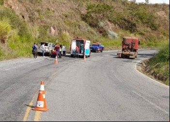 Serra do Macuco: Carro capota e deixa 3 feridos no Prata