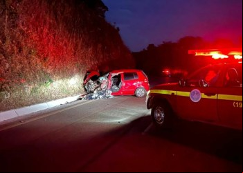Itabira: Grave acidente entre carro e carreta deixa um morto e ao menos dois feridos