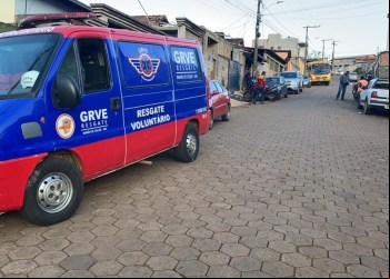 Jovens são socorridos após baterem de bicicleta em moto