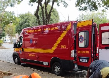 Criança é baleada na cabeça com arma achada em casa