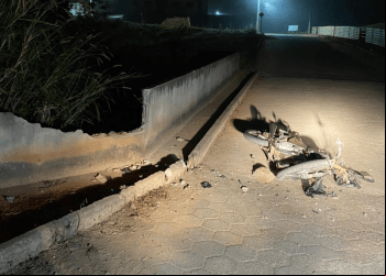 Motociclista colide contra mureta e cai em rio em São Domingos do Prata