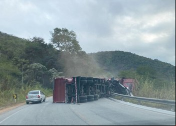 Estrada para Itabira: Carreta tomba e interdita metade da pista