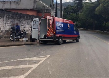 Motociclista bate em carro e é socorrido pelo GAVE