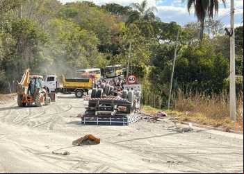 Motorista morre em acidente após ficar preso às ferragens de caminhão na MG-050