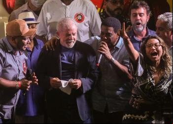 Bomba caseira com fezes é lançada em público em ato com Lula no Rio