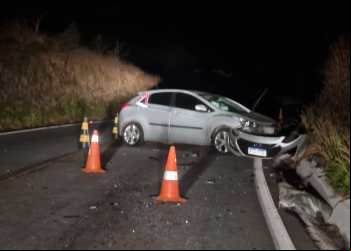 Nova Era: Hyundai bate em carreta e motorista foge do local