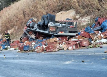 URGENTE: CAMINHÃO CARREGADO COM MANGA TOMBA E MOTORISTA MORRE