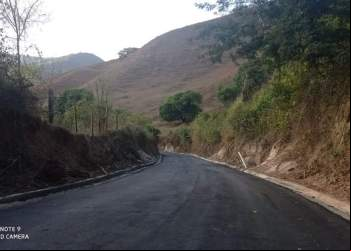 Prefeitura de Antônio Dias asfalta até estrada rurais