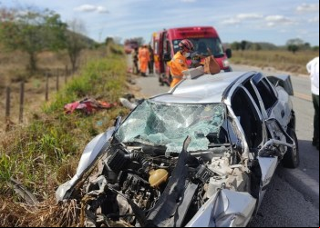 Quatro pessoas ficam feridas em acidente entre carro e ônibus na BR-381