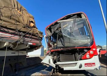 Acidente entre caminhão e ônibus deixa 16 ageiros feridos em Contagem