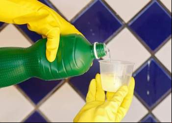 JOVEM CONFUNDE ÁGUA SANITÁRIA COM CACHAÇA E PRECISA SER SOCORRIDO PELO SAMU