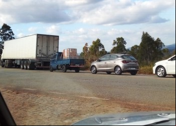 BR-381 É INTERDITADA EM NOVA ERA PARA RETIRADA DE CARRETA ACIDENTADA