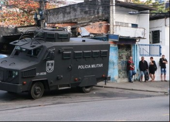 Bandidos atacam base da UPP e mata policial no Rio em retaliação a operação