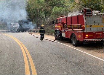 Caminhão de carnes pega fogo e bombeiros são chamados