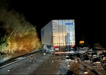 BR-381:Carreta colide em mureta e complica trânsito em Antônio Dias
