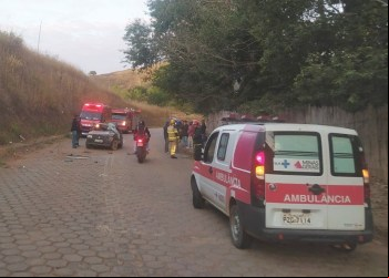 Veículo com 5 ocupantes capota e motorista, de 47 anos, morre AMG-900, estrada de Imbé de Minas