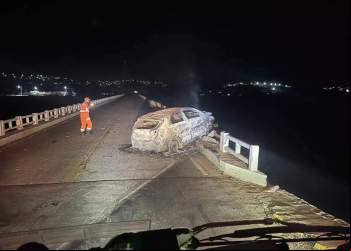 URGENTE: MOTORISTA FOGE DE BLITZ, BATE CARRO EM PONTE E VEÍCULO PEGA FOGO