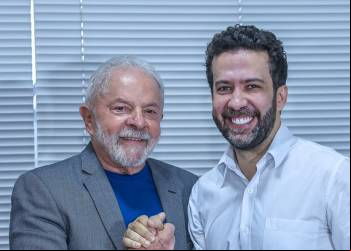 Janones desiste de candidatura para apoiar Lula