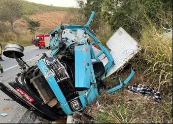 URGENTE: ACIDENTE ENTRE CAMINHÃO E ÔNIBUS DEIXAO AO MENOS UMA PESSOA MORTA